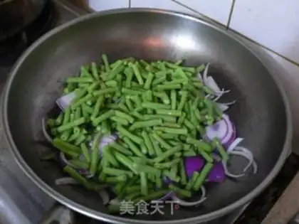 Make stir-fried pork with beans and onions step 6