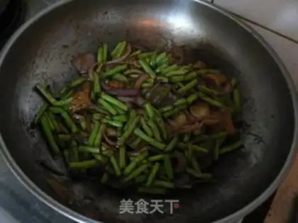 Make stir-fried pork with beans and onions step 8