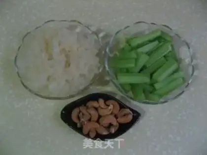 Make Cashew nut, snow ear, celery step 0