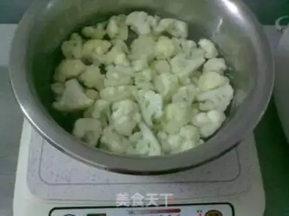 Make stir-fried Chaoshan meat roll with cauliflower step 2