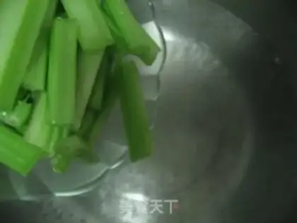 Make Cashew nut, snow ear, celery step 1