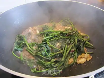 Make stir-fried tomato leaves with garlic step 6