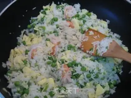Make Fried rice with shrimp balls and eggs step 11