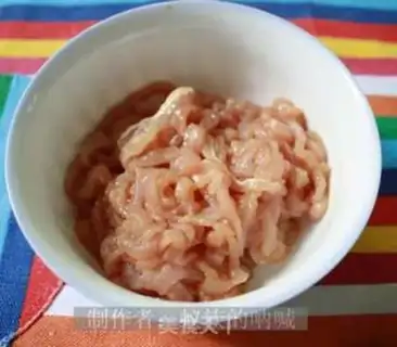 Make stir-fried shredded pork with mushroom step 0