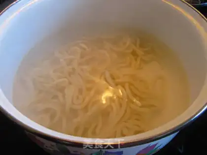 Make stir-fried udon with shrimp okra step 0
