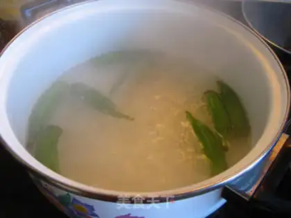 Make stir-fried udon with shrimp okra step 1