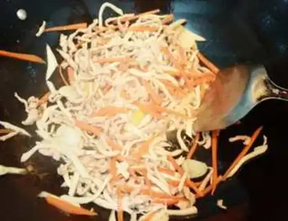Make stir-fried shredded pork with mushroom step 6