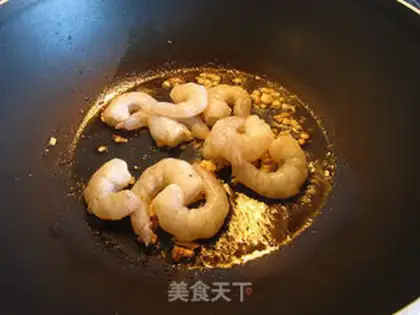 Make stir-fried udon with shrimp okra step 4