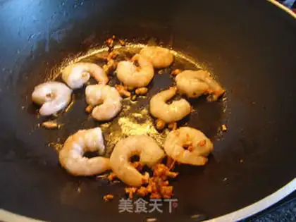 Make stir-fried udon with shrimp okra step 5