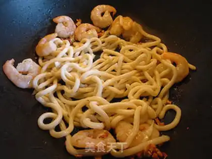 Make stir-fried udon with shrimp okra step 6