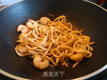 Make stir-fried udon with shrimp okra step 7