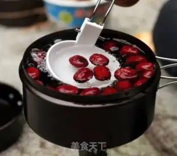Make Black Fungus Red Date Soup step 1