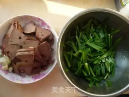 Make stir-fried mutton liver with leeks step 0