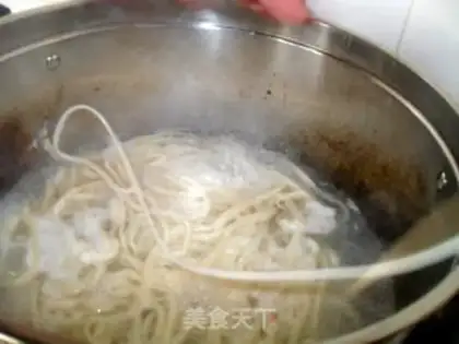 Make Xinjiang stir-fried strips step 1