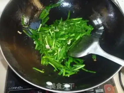 Make stir-fried mutton liver with leeks step 2