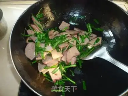 Make stir-fried mutton liver with leeks step 3