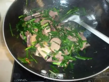 Make stir-fried mutton liver with leeks step 4