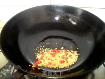 Make Xinjiang stir-fried strips step 4