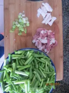 Make Shredded pork and garlic sprouts step 0