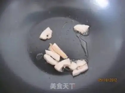 Make Shredded pork and garlic sprouts step 1