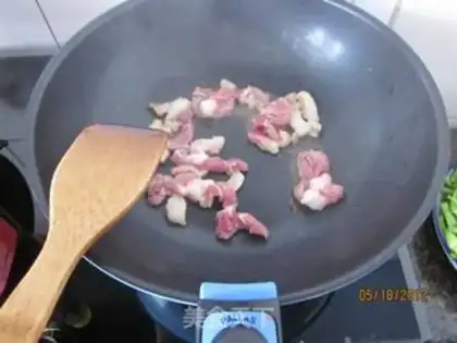 Make Shredded pork and garlic sprouts step 2