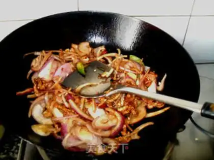 Make Xinjiang stir-fried strips step 6