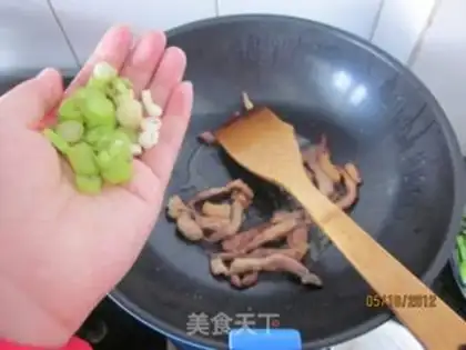 Make Shredded pork and garlic sprouts step 3