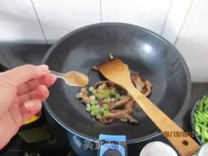 Make Shredded pork and garlic sprouts step 5
