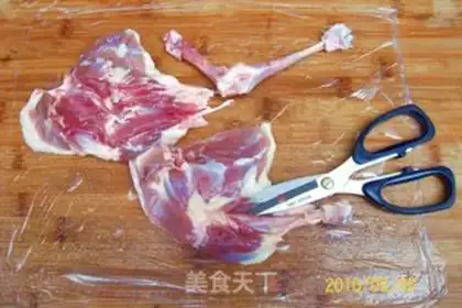 Make Spring swimming in water roast duck legs step 1