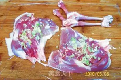 Make Spring swimming in water roast duck legs step 2