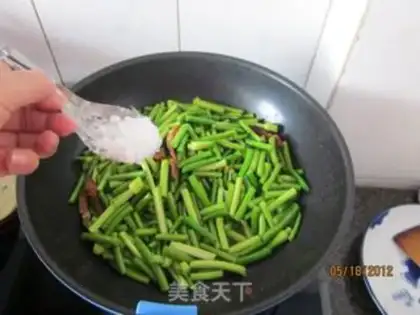 Make Shredded pork and garlic sprouts step 7