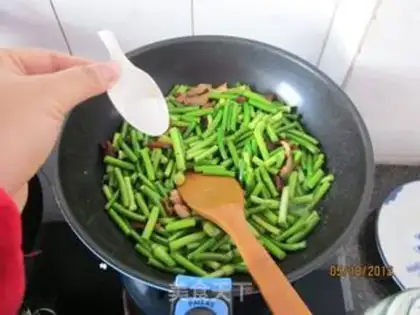 Make Shredded pork and garlic sprouts step 8
