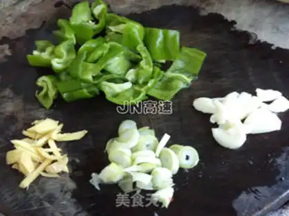Make Maotai-flavored three delicacies step 1