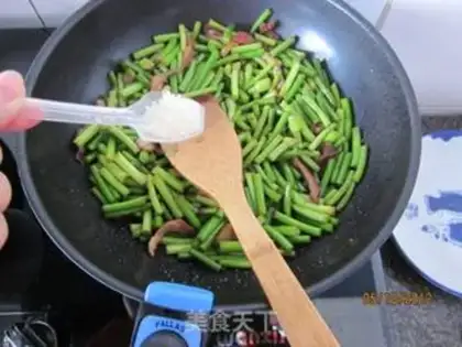 Make Shredded pork and garlic sprouts step 10