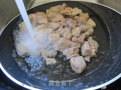 Make Stewed potatoes with beef brisket in curry step 2