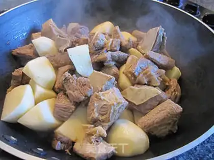 Make Stewed potatoes with beef brisket in curry step 6
