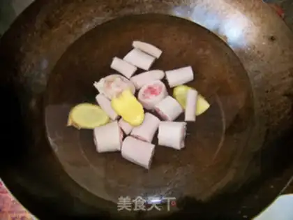 Make Stewed pork tail with soybeans step 1