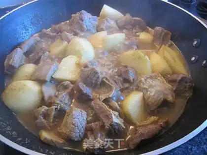 Make Stewed potatoes with beef brisket in curry step 8