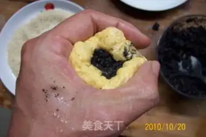 Make Sesame quicksand pumpkin cake step 13