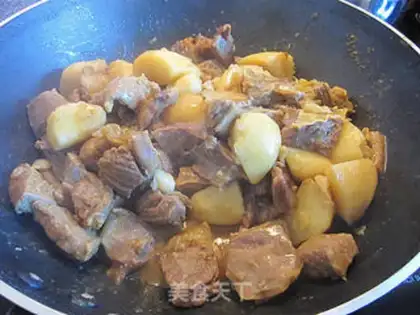 Make Stewed potatoes with beef brisket in curry step 9