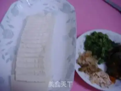 Make Cold mixed preserved egg tofu step 1
