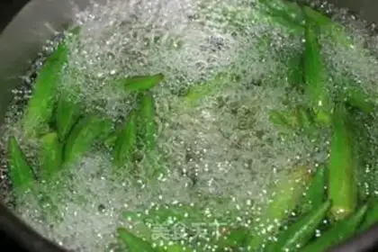 Make Tomato vinaigrette with okra step 2