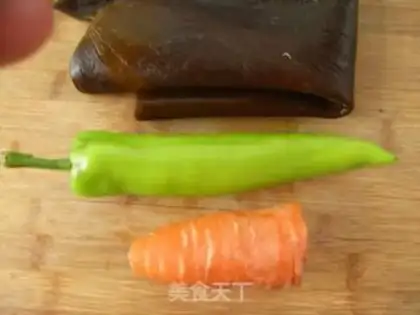 Make Stir shredded seaweed in a stir-fried manner step 0