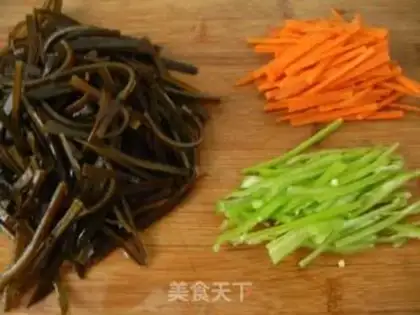 Make Stir shredded seaweed in a stir-fried manner step 2