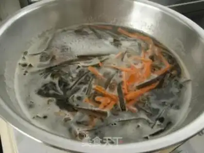 Make Stir shredded seaweed in a stir-fried manner step 3