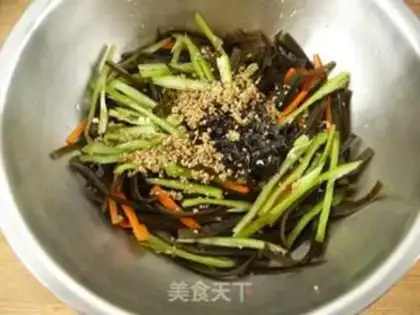 Make Stir shredded seaweed in a stir-fried manner step 4