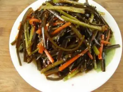Make Stir shredded seaweed in a stir-fried manner step 5