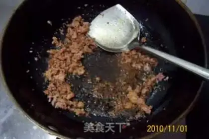 Make stir-fried jelly with pickled pepper and meat paste step 1