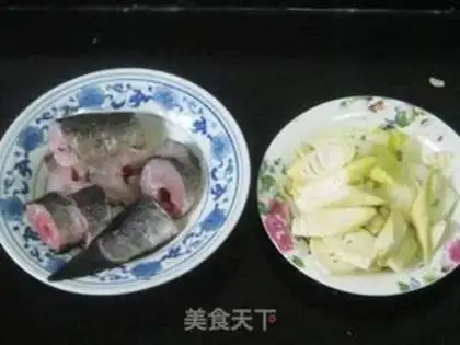 Make Spring bamboo shoots and black fish soup step 1