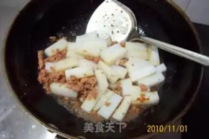 Make stir-fried jelly with pickled pepper and meat paste step 2